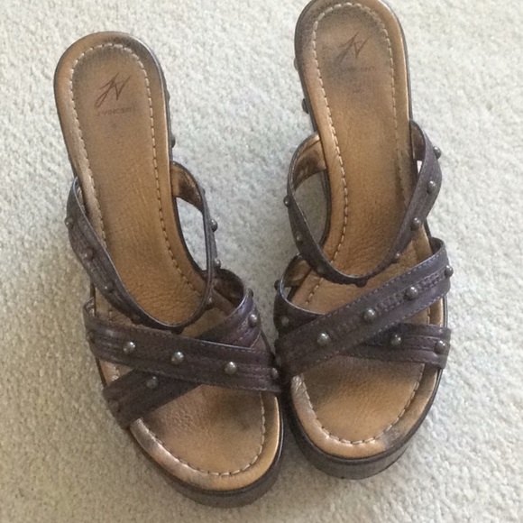 J Vincent Y2K  brown platforms genuine leather 8.5 gold rivets - Picture 2 of 4